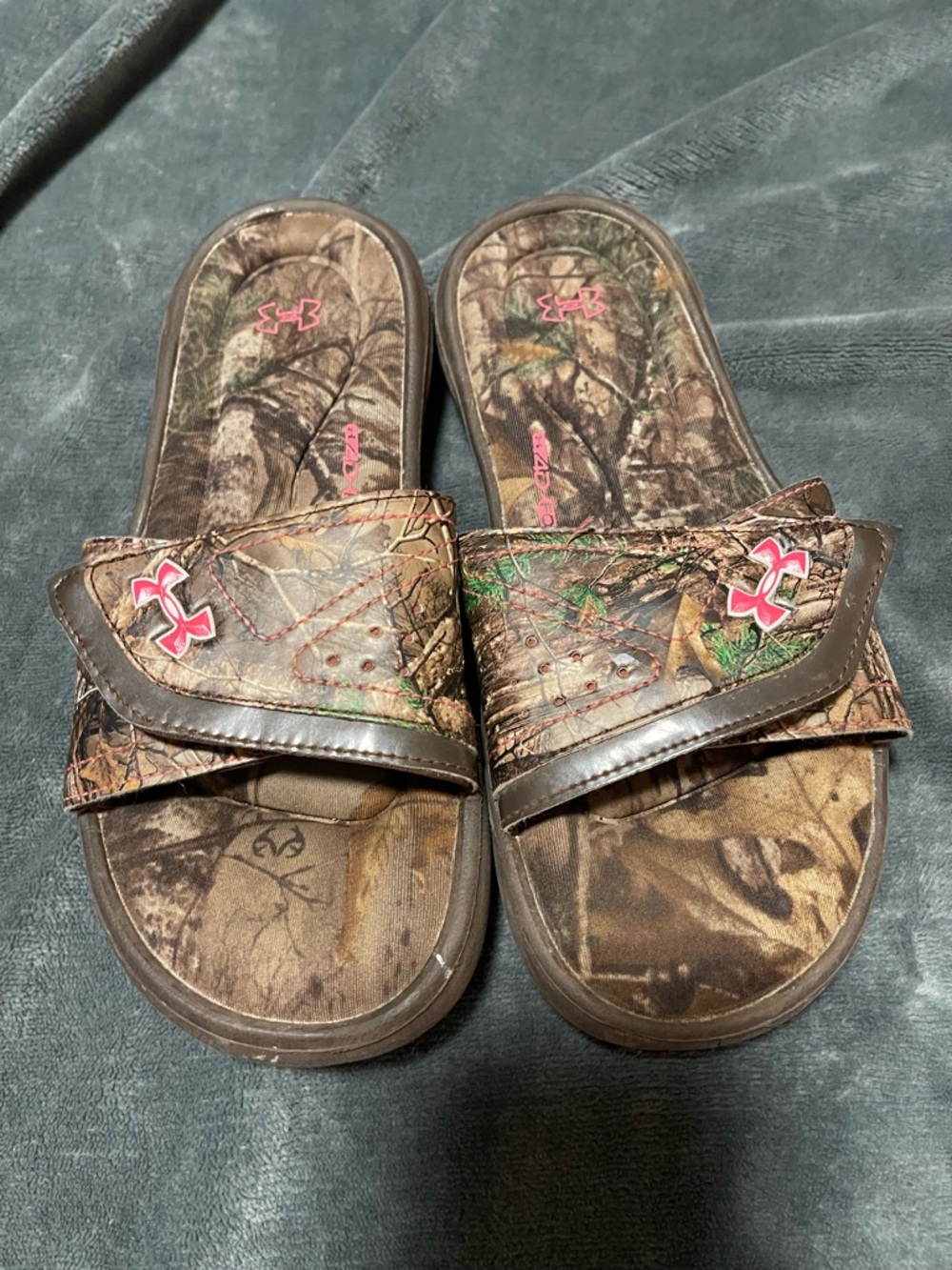 Under Armour Camouflage SZ 5 Y  Girls Flip Flops, Preowned. excellent condition. - Picture 2 of 5